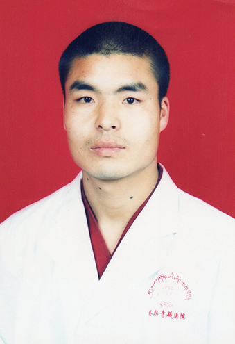 12青海塔尔寺藏医院主治医师--格桑扎西.jpg